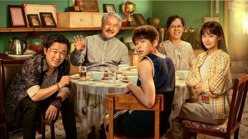 Kehadiran Jackie Chan dalam film ini menjadi sorotan karena ia tampil sebagai sosok kakek yang rapuh namun penuh kasih sayang.