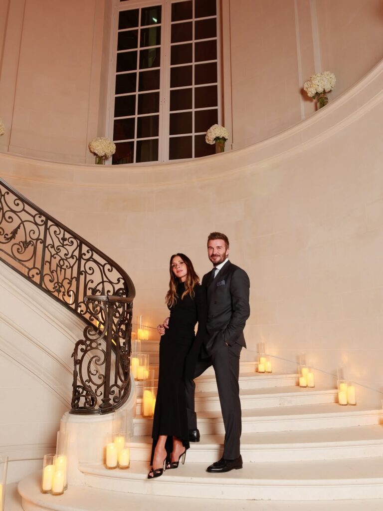 Dalam upacara penganugerahan, Victoria Beckham memilih long dress hitam berlengan panjang dengan kerah tinggi.