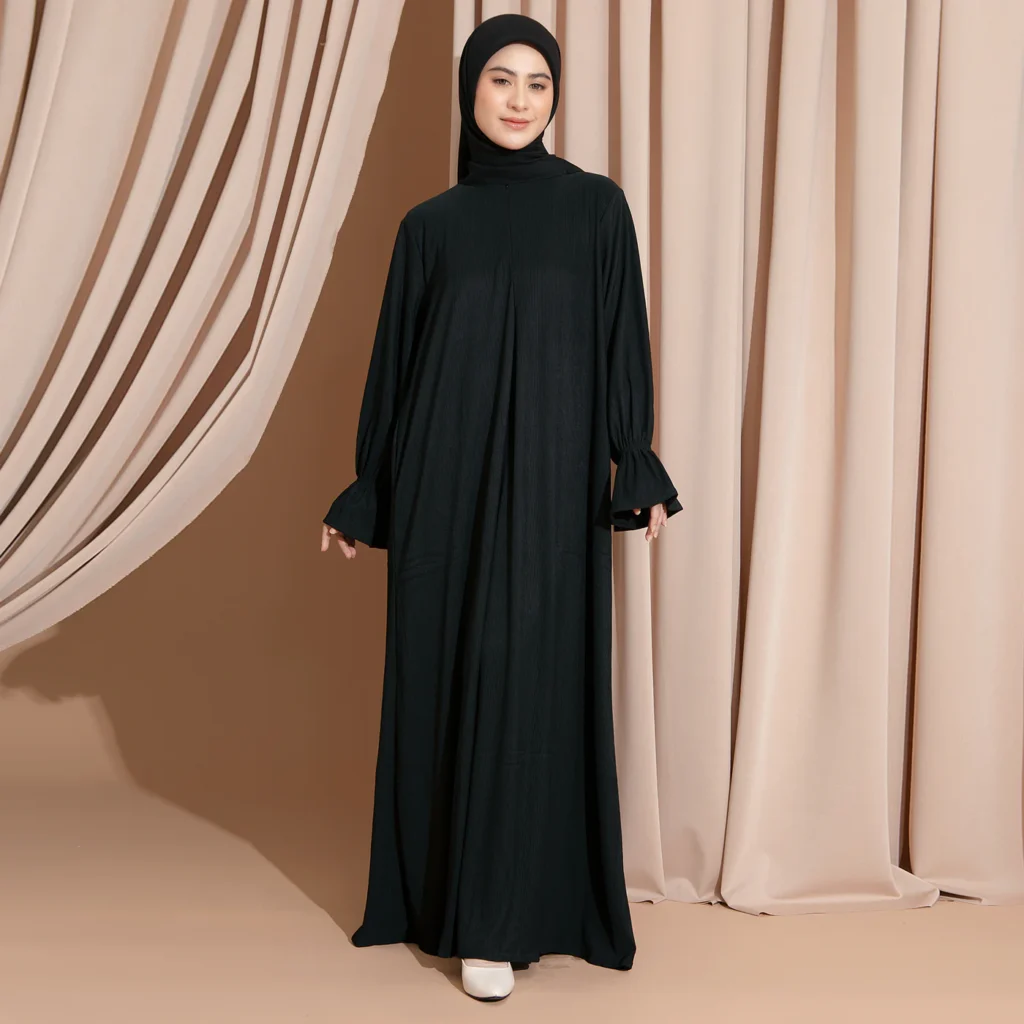 Abaya sering disebut sebagai “jubah arab” dengan ciri khas potongan lurus dan longgar.