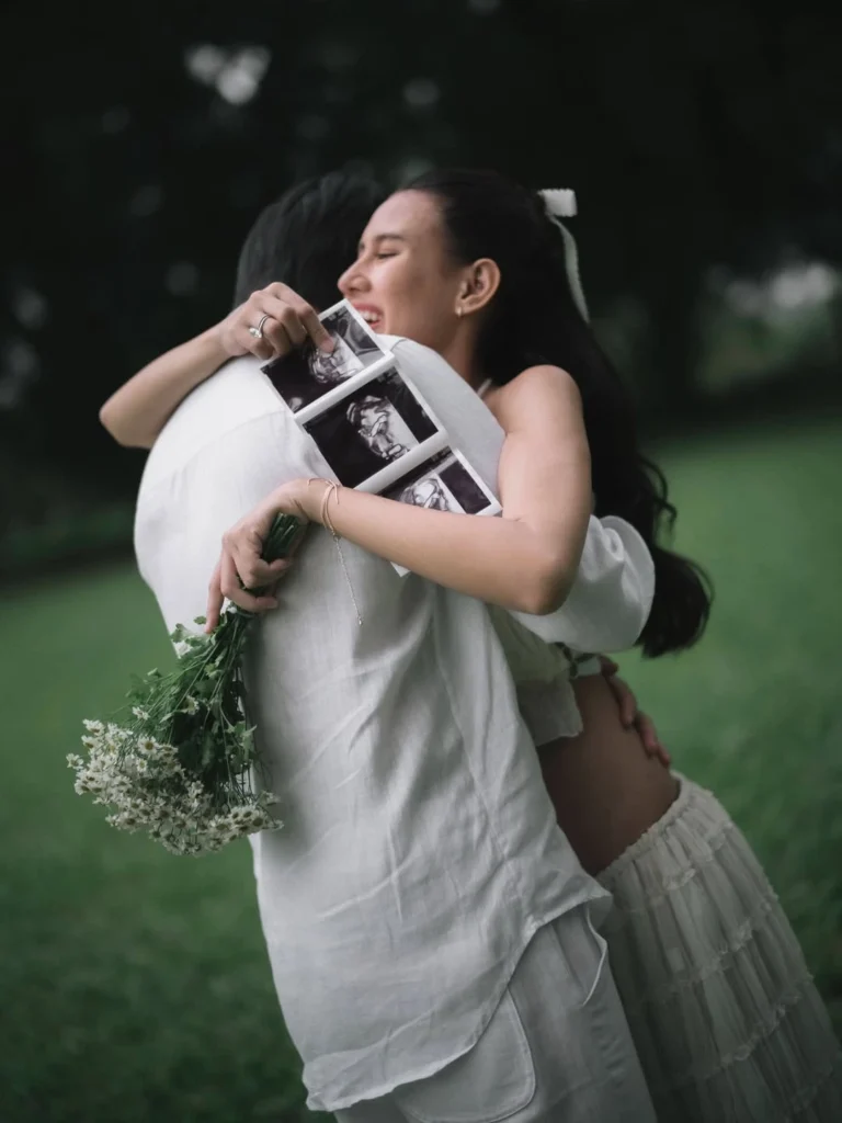 Angga membagikan sejumlah foto bersama Shenina. Salah satunya memperlihatkan baby bump Shenina, sementara foto lain menunjukkan hasil USG sang buah hati. 