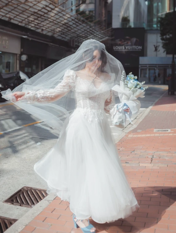 Ayushita melengkapi penampilannya dengan veil panjang berbahan lace transparan yang menjuntai indah, menyempurnakan gaya vintage-bohemian.