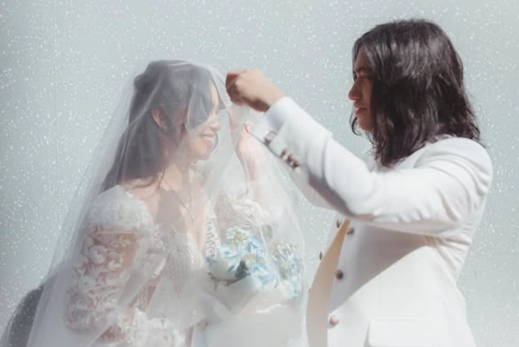 Ayushita kenakan gaun anggun dengan stuhan vintage