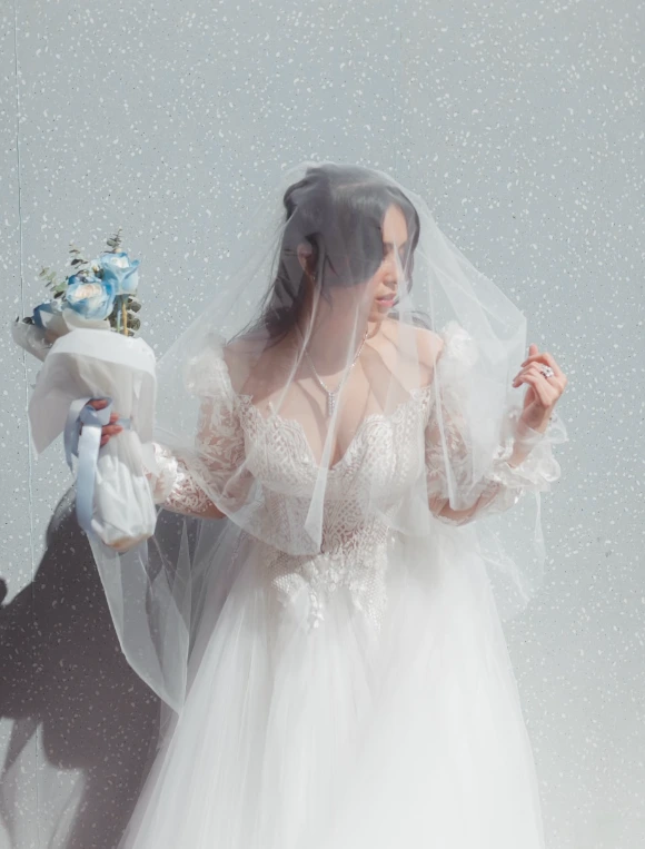 Warna putih gading memberikan kesan klasik yang timeless, menjadikan penampilan Ayushita begitu anggun di hari pernikahannya.