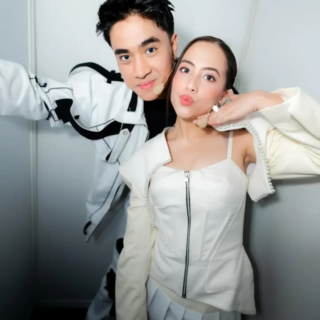 Sejak episode pertama, penonton disuguhi kualitas gambar yang estetik dengan color grading yang matang.