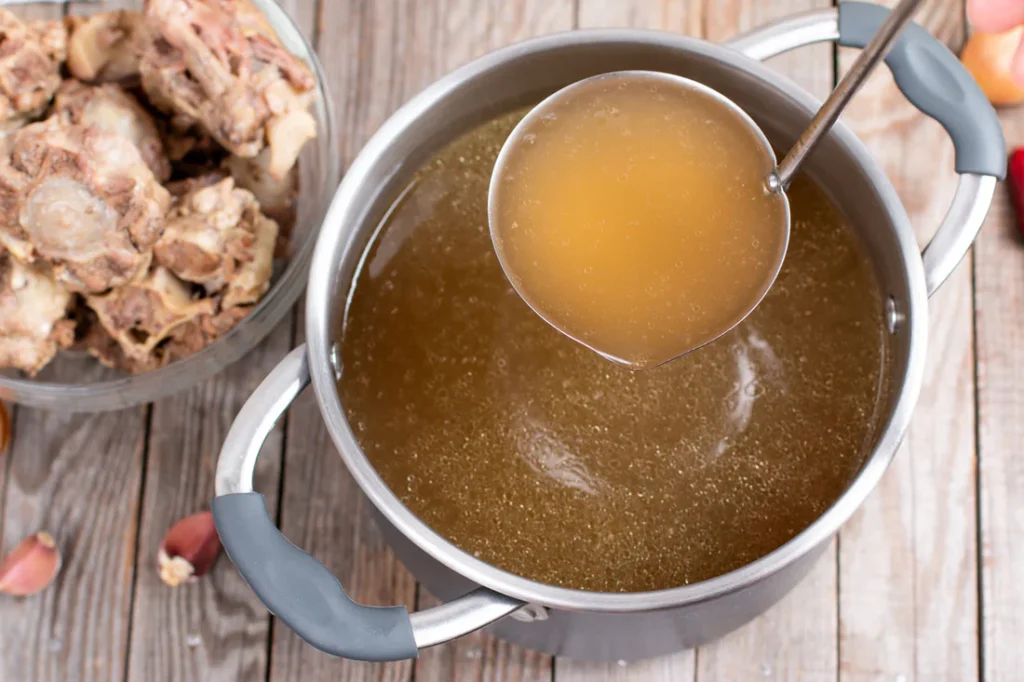 Terlepas dari pro dan kontra diet bone broth, konsumsi kaldu tulang tetap memiliki manfaat kesehatan.