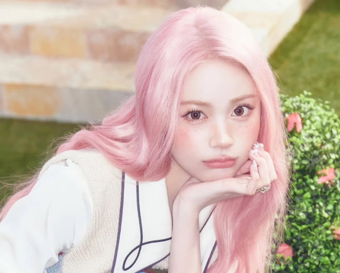 Carmen Hearts2Hearts tampil dengan rambut pink