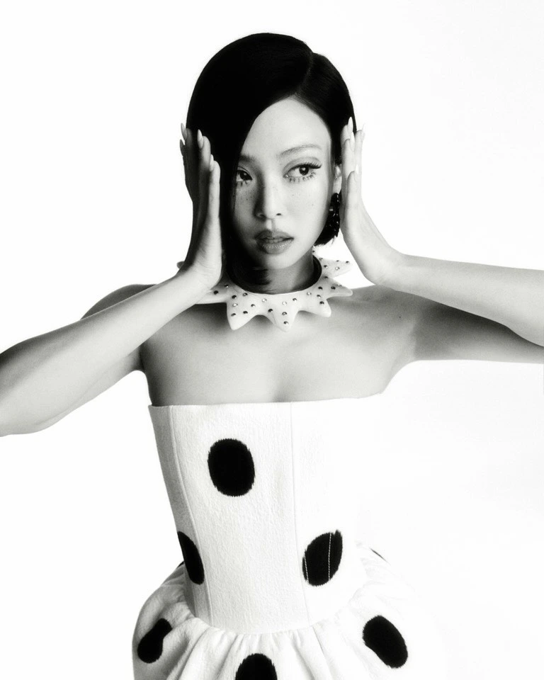 Jennie dikabarkan membeli gedung tersebut secara tunai.