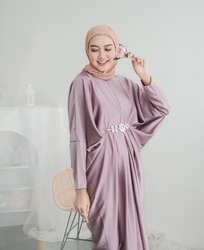 Sekilas kaftan mirip dengan abaya, tetapi kaftan memiliki lengan batwing dan bahan yang lebih flowy. 