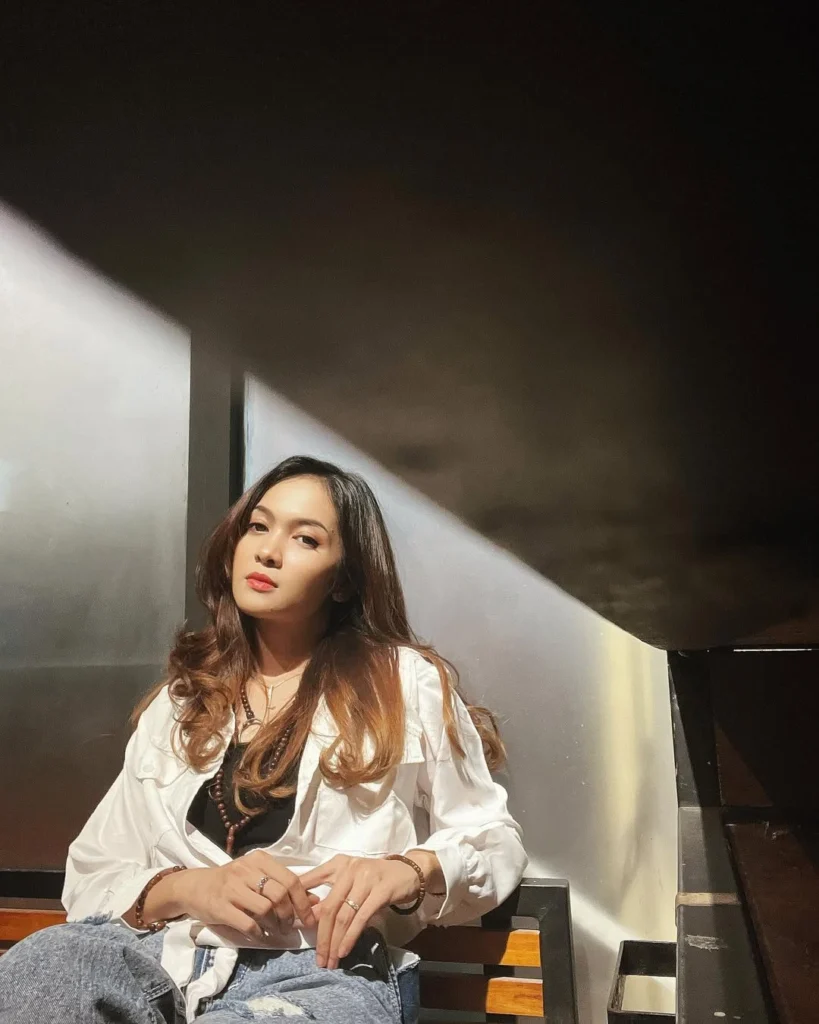 Persyaratan administratif dan material, mulai dari fotokopi KTP, akta kelahiran, hingga pas foto calon pengantin, semuanya sudah terpenuhi.