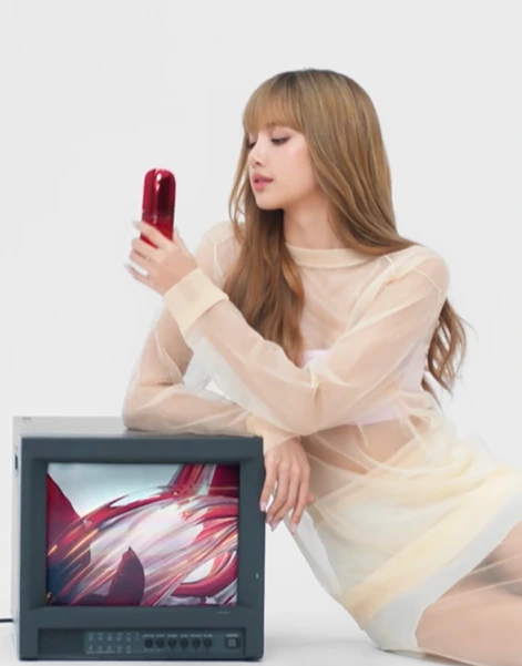 Dalam kampanye pertamanya bersama Shiseido, Lisa akan memimpin promosi untuk Ultimune Serum.