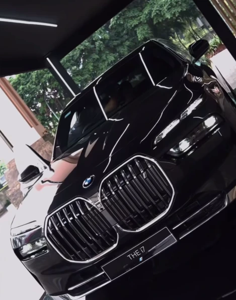 Mobil listrik BMW i7 xDrive60 yang diberikan Maxime kepada Luna dibanderol sekitar Rp3,5 miliar.