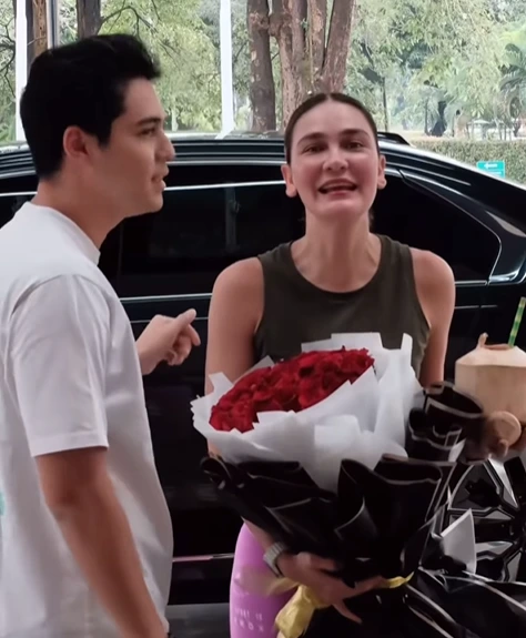 Luna Maya mendapat hadiah mobil mewah BMW i7 dari sang suami, sebuah kejutan yang membuatnya terharu dan tak bisa berkata-kata.