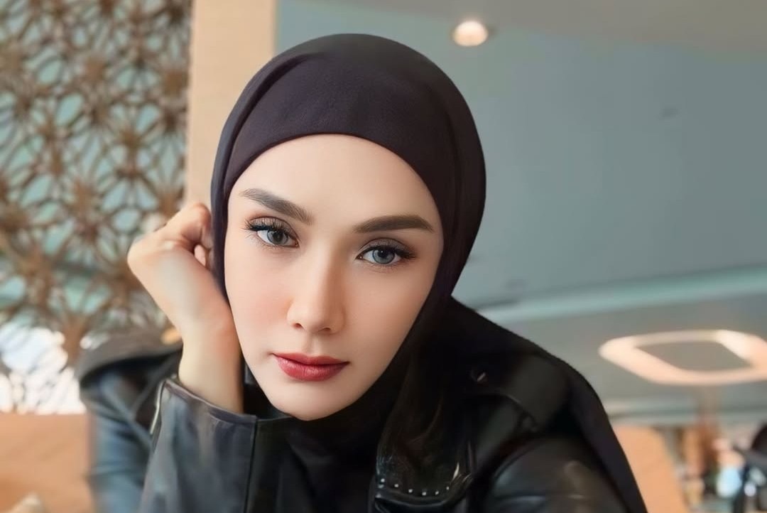 Mulan Jameela bukan nama lahir dan juga bukan hanya nama panggung