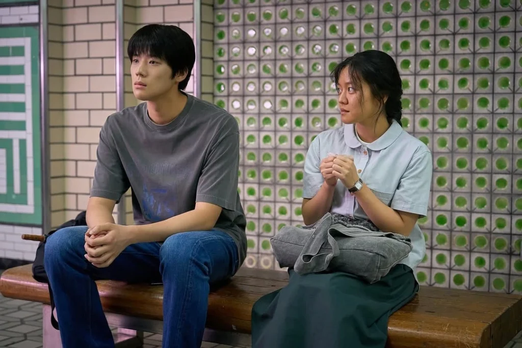 Selain tiga pemeran utama, Pavane juga menghadirkan Lee Yi Dam, Han Yu Eun, Seo Yi Ra, Kwon Do Kyun, Jang Yo Hoon, dan Seo Ho Seok.