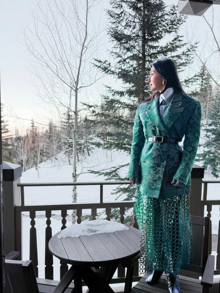 Busana yang dikenakan Raline Shah menampilkan siluet anggun dengan detail bordir khas Sapto Djojokartiko.