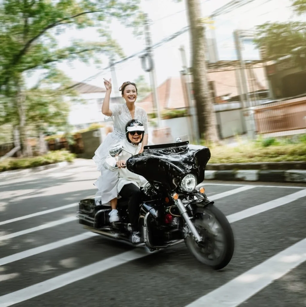 Setelah resmi menikah, Reza dan Santi merayakan kebahagiaan mereka dengan cara unik. Keduanya tampak berboncengan menggunakan motor gede (moge). 