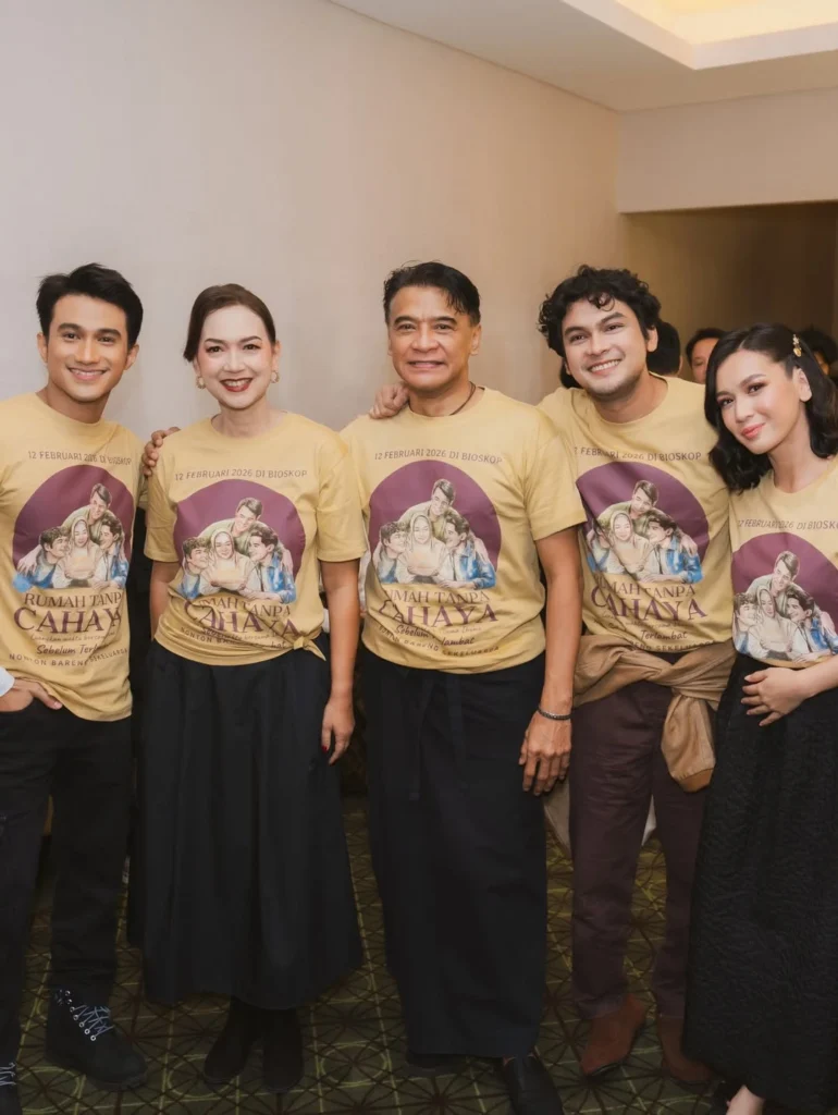 Disutradarai oleh Ody Harahap, Rumah Tanpa Cahaya tidak sekadar menyuguhkan kisah duka, tetapi juga menyoroti dinamika relasi dalam keluarga ketika peran paling vital tiba-tiba hilang.