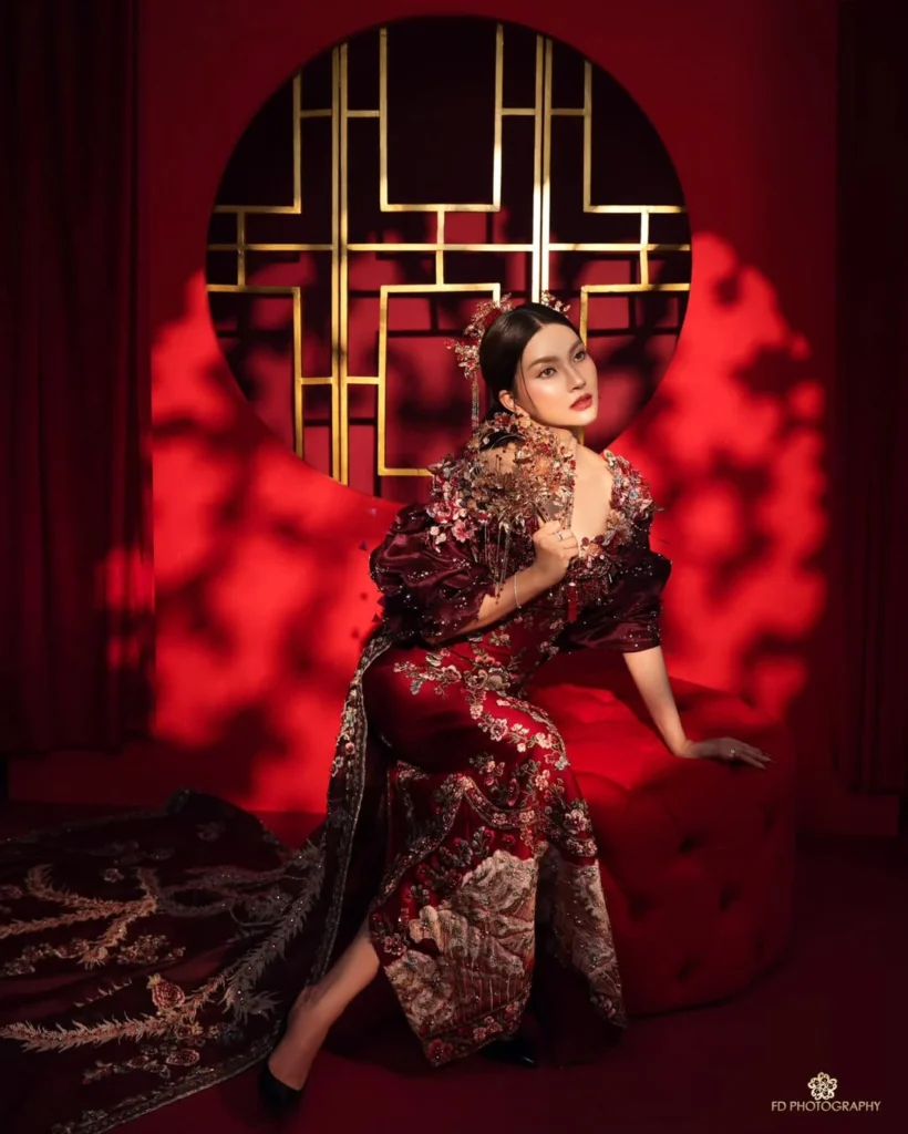 Sarwendah memilih busana bernuansa merah yang dipadukan dengan detail modern sehingga tetap terlihat segar dan relevan.