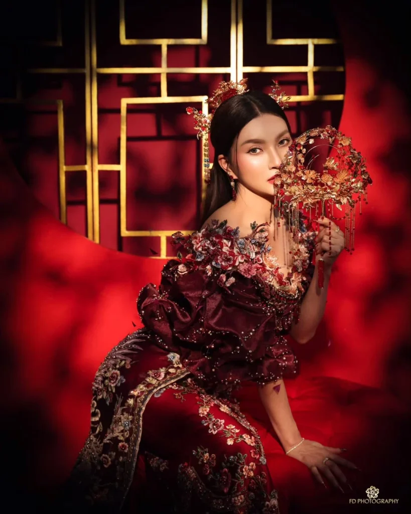 Berbeda dari tahun sebelumnya, Sarwendah memilih tampil sendiri dalam pemotretan Imlek 2026.