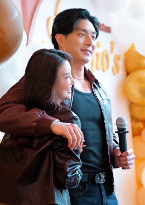 "Yes," demikian jawab Gio tanpa banyak bicara dan secara mantap, menandakan resminya hubungan keduanya.