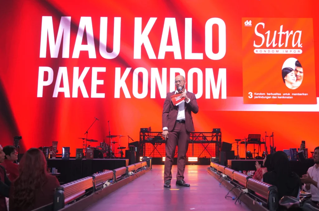 Komika Pandji Pragiwaksono yang hadir dalam acara tersebut menambahkan bahwa laki-laki sering mencari alasan untuk tidak memakai kondom.