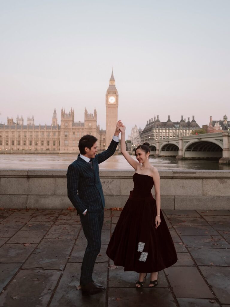 Salah satu foto paling mencuri perhatian adalah pose keduanya dengan latar Big Ben