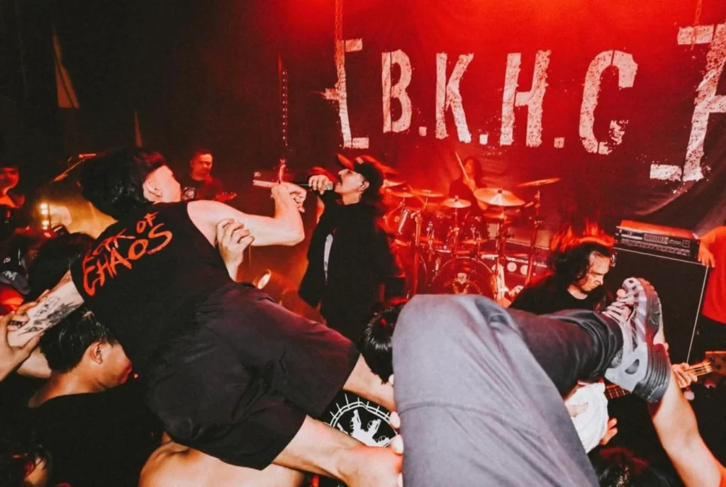 Nama Vicky Mono mulai santer disebut-sebut sebagai sosok yang akan kembali mengisi posisi vokalis, mengingat keterikatan emosional yang kuat antara dirinya, Burgerkill, dan para Begundal