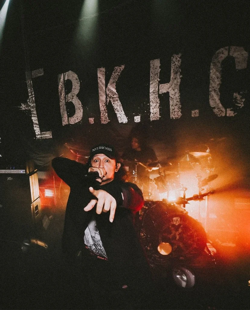 Sebelum kembali ke Burgerkill, Vicky Mono memilih bergabung dengan DeadSquad, grup band death metal yang juga digawangi gitaris Stevi Item.