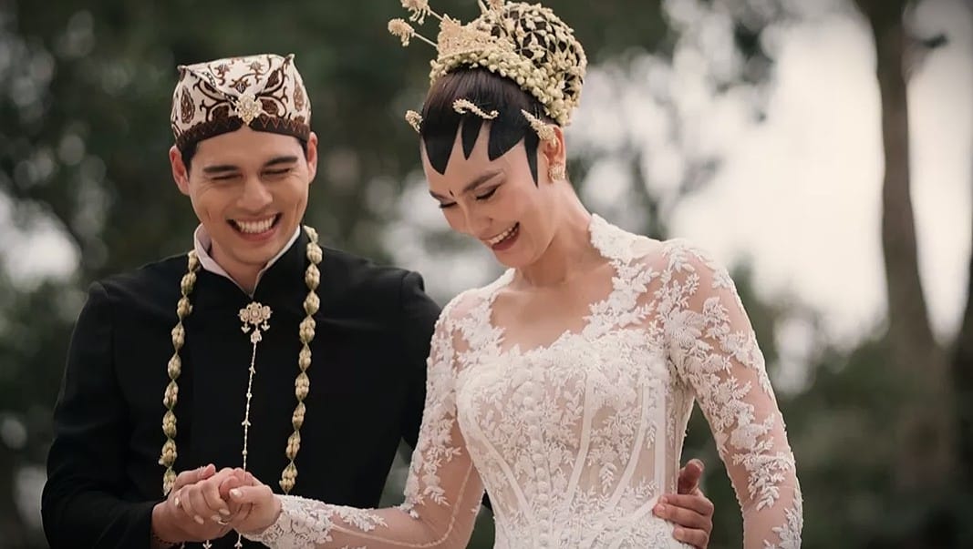 Luna Maya gunakan riasan Paes Ageng (Istimewa)