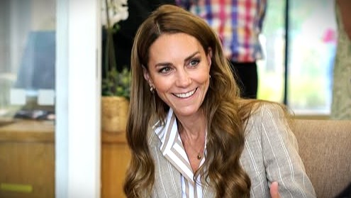 Dalam kunjungan tersebut, Kate Middleton tampil santai namun tetap elegan