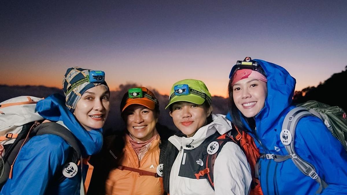 Luna Maya dan teman artis melakukan pendakian di Gunung Prau, DIeng