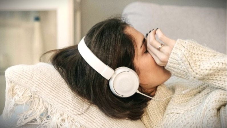 Ilustrasi orang terharu saat dengar musik