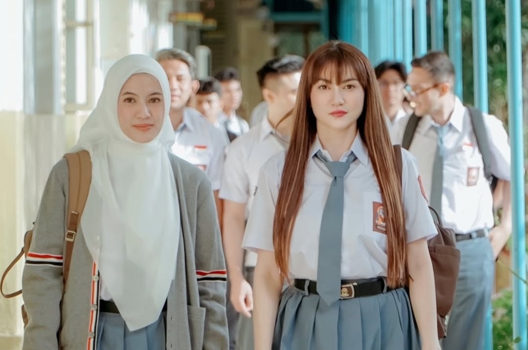 Alyssa Soebandono dan pemain sinetron Inikah Rasanya pakai seragam SMA