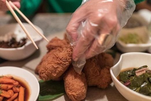 Ilustrasi makan pakai sarung tangan plastik