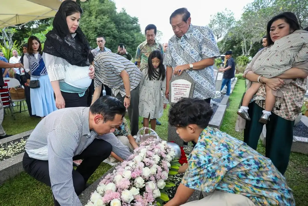Annisa Pohan ziarah ke makam ibu mertua