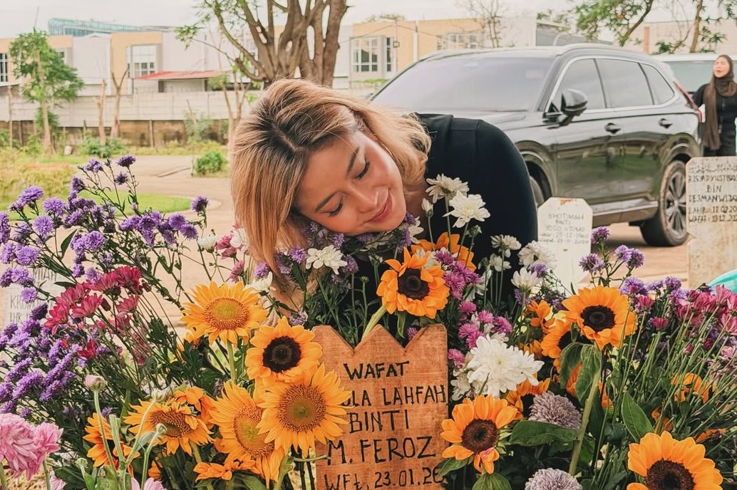 Awkarin ke makam Lula Lahfah