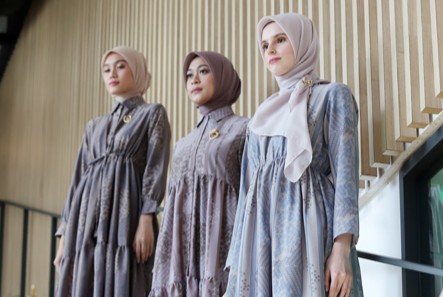 Perbedaan abaya, kaftan dan gamis