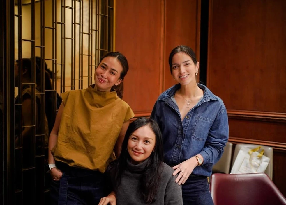 Kalung yang dikenakan Nia sempat membuat banyak netizen berasumsi harganya mencapai ratusan juta rupiah karena tampilannya yang mewah.