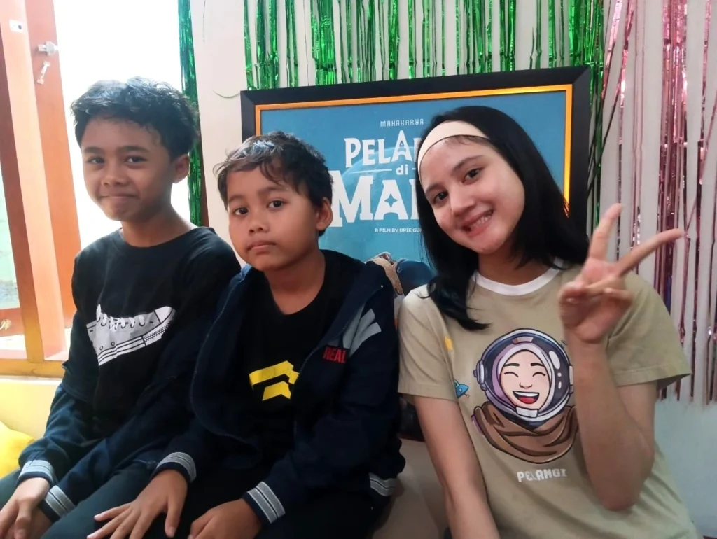 Karakter Pelangi dalam film garapan Upie Guava ini tidak hidup sendirian. Ia tumbuh bersama robot bernama Batik yang selalu menemaninya sejak kecil.