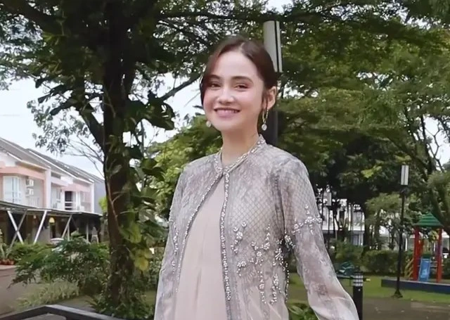 Syifa Hadju kenakan baju muslimah